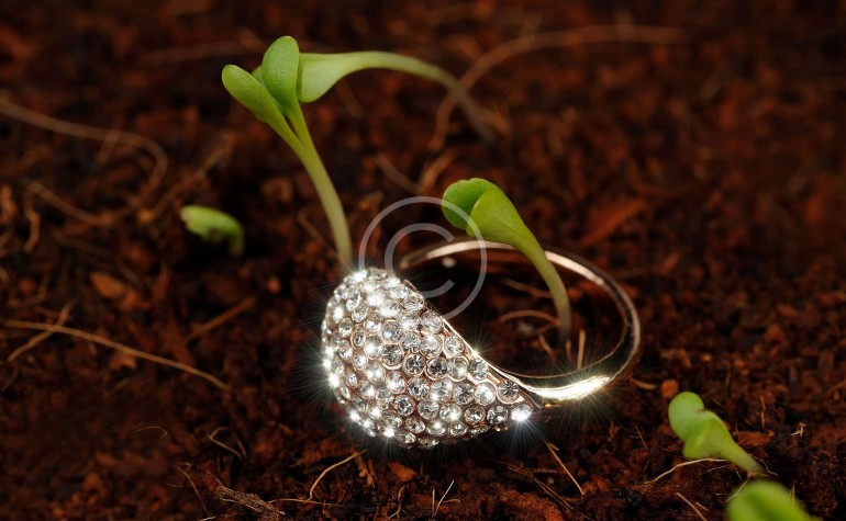 Wie man Schmuck und Haarfarbe anpassen muss